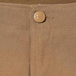 imágen detallada de acabado de pantalones militares de mujer Under Armour