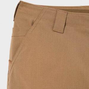 imágen detallada de tela de pantalones militares de mujer Under Armour